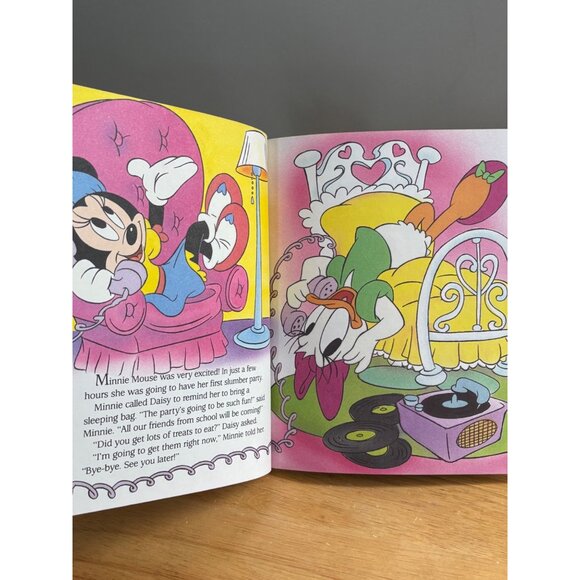 Minnie's Slumber Party Little Golden Book By Cindy West 1990 Vintage Storybook - Picture 7 of 7